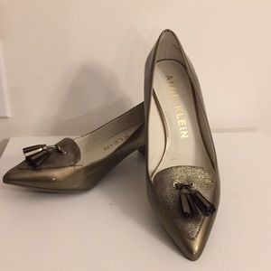 EUC Anne Klein 1 1/2” heel bronze color Sz 7 1/2